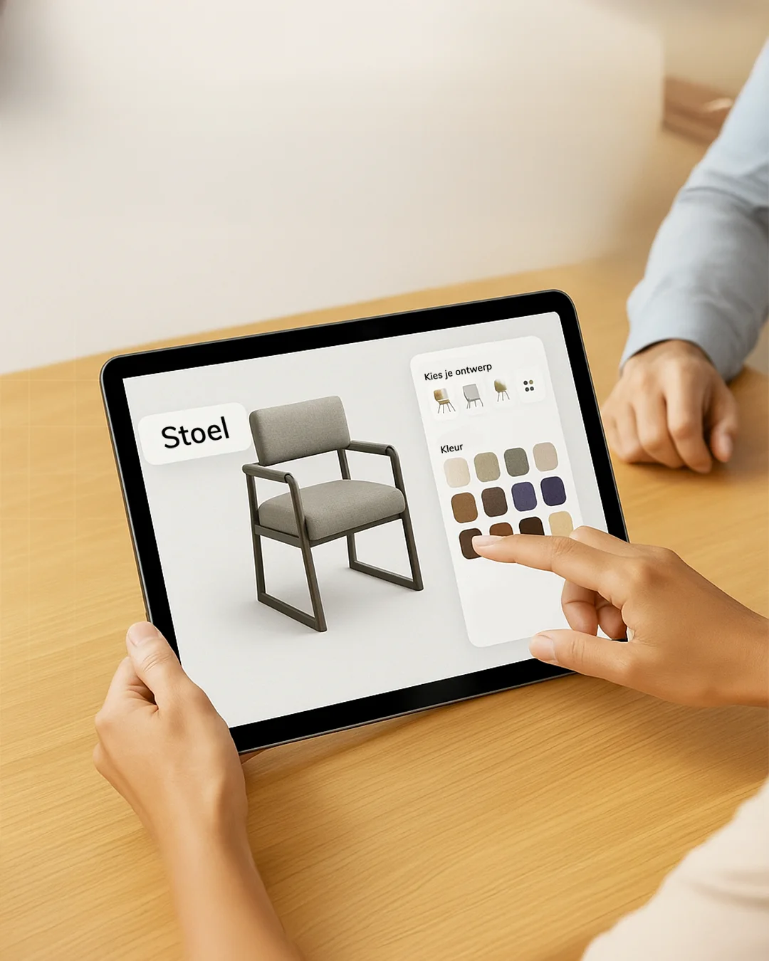 Klant configureert een stoel op een tablet in de 3D-configurator